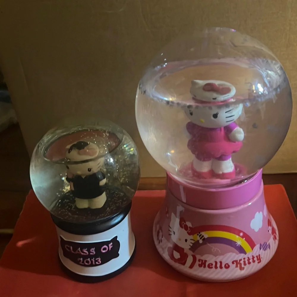 Hello Kitty snow globes - Picture 1 of 7